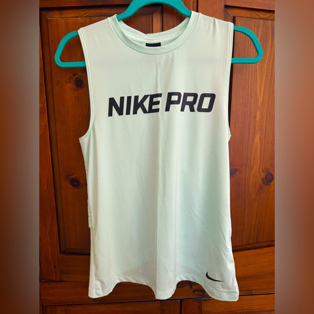 Nike Pro  DRIFIT seafoam green sleeveless tee shirt . Size Medium- NWOT.